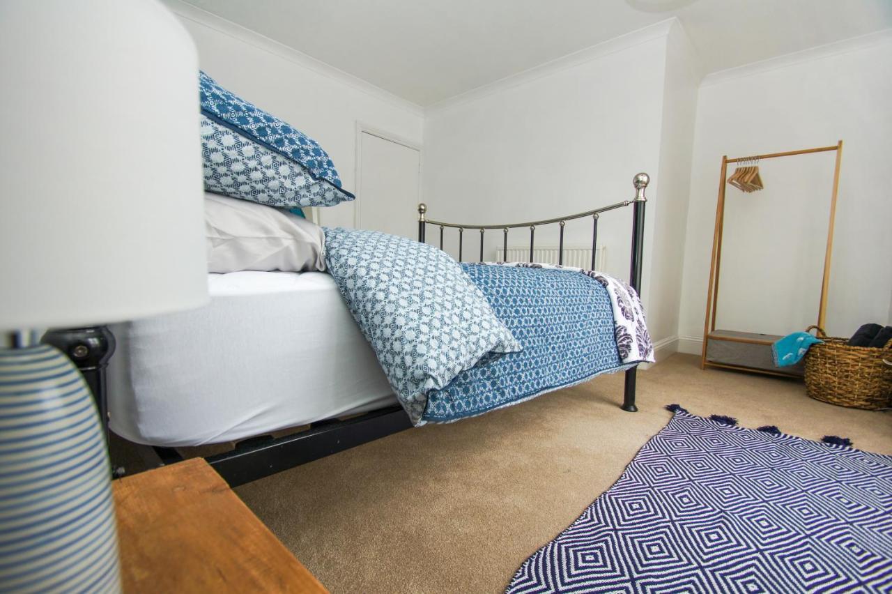 College House - Parking - By Holiday Lets