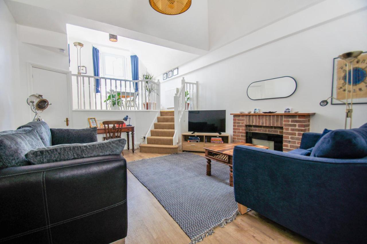 College House - Parking - By Holiday Lets Holiday home