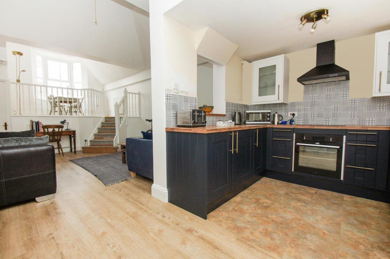 College House - Parking - By Holiday Lets